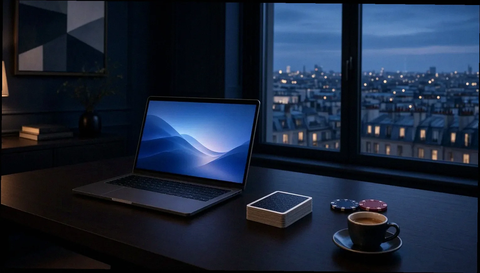 Bureau nocturne, laptop et jetons — guide casino en ligne France